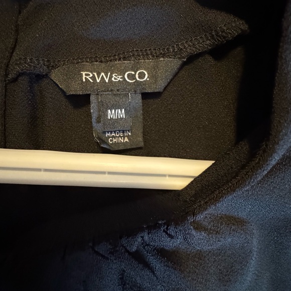 Elegant Black Sleeveless Top - Picture 4 of 4